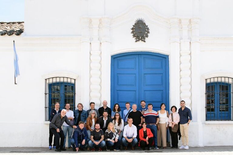 Periodistas de investigación frente a la Casa Histórica